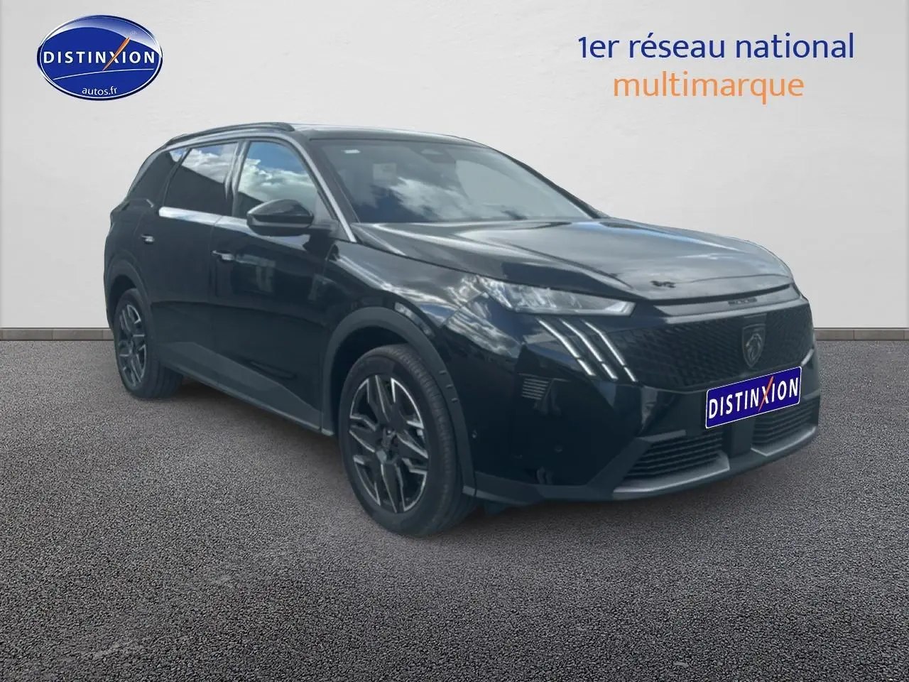 Peugeot 5008 Hybrid 145 allure e-dcs6 noir, vue 3/4 avant droit avec jantes alu et phares LED distinctifs.