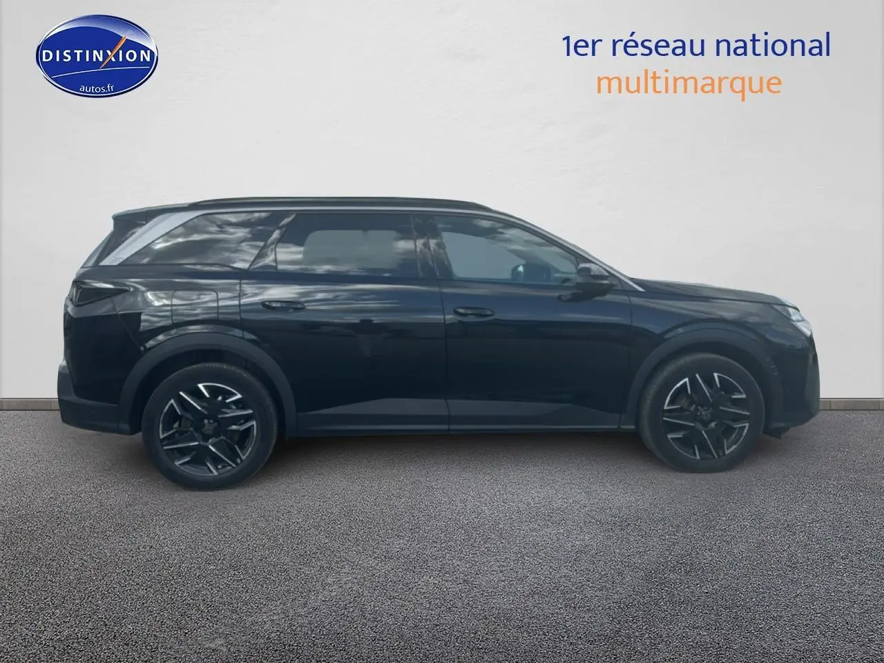 Profil côté gauche d'un Peugeot 5008 Hybrid 145 allure e-dcs6 noir avec jantes alu et vitres surteintées.