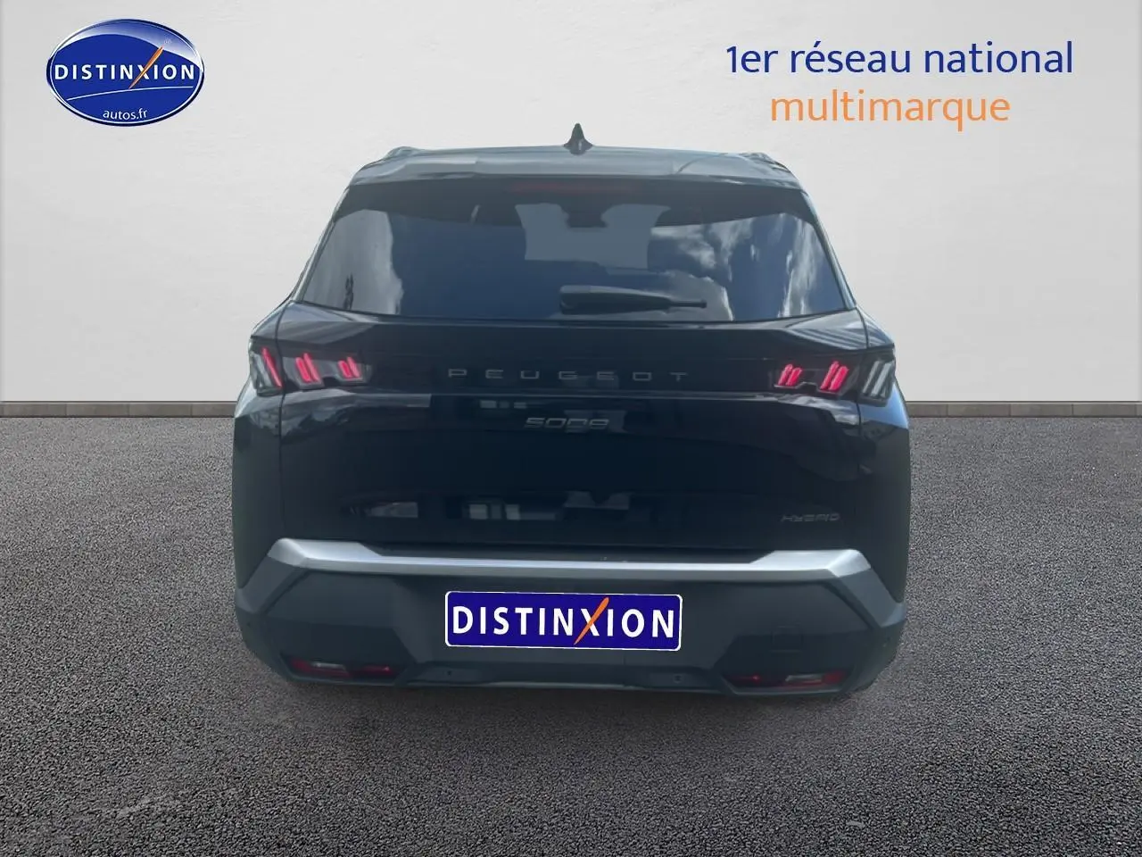 Vue arrière d'un Peugeot 5008 noir 2025 avec feux arrière LED et logo distinctif sur fond neutre.