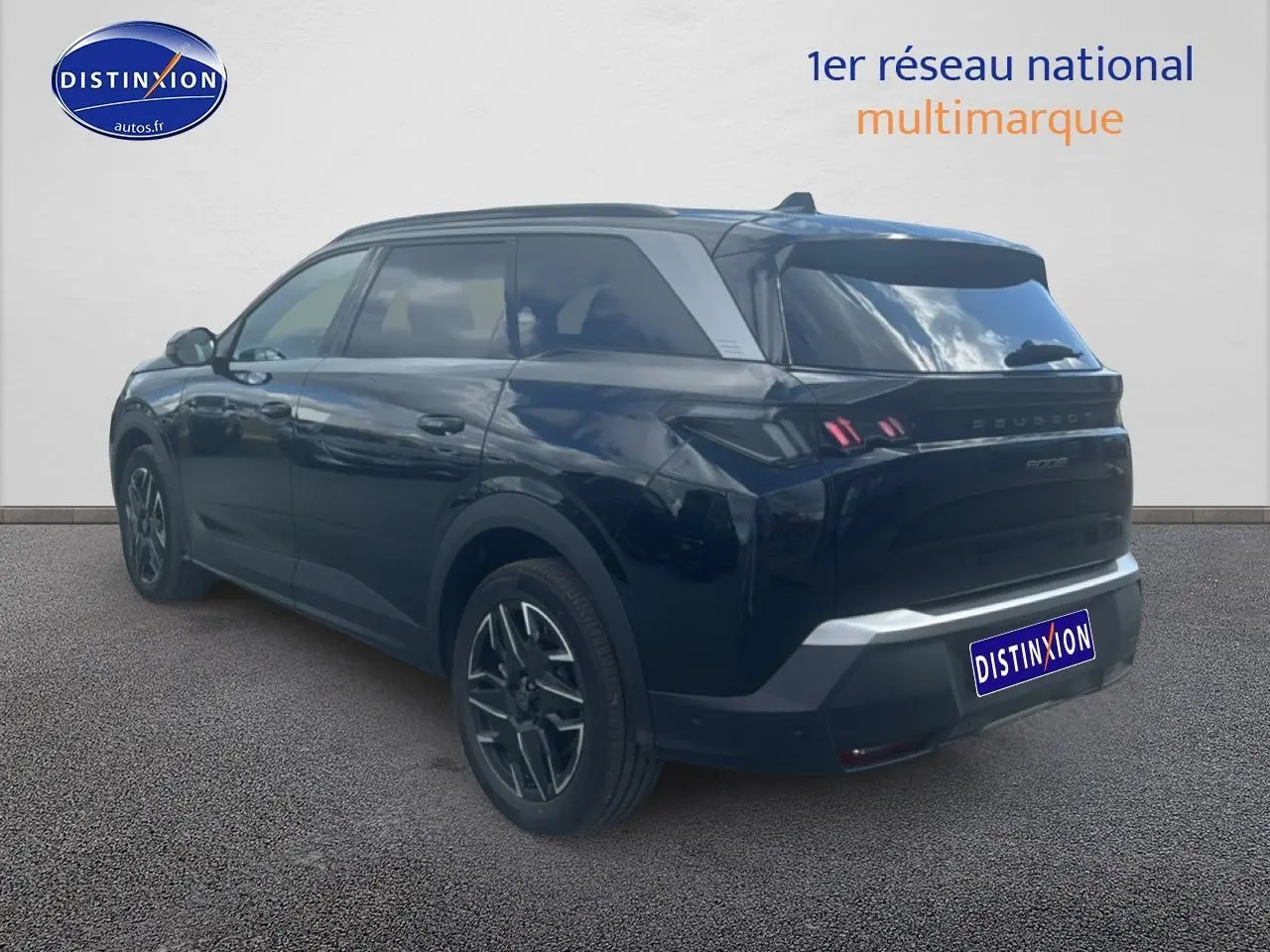 Peugeot 5008 noir vue 3/4 arrière droit, feux arrière LED et jantes alliage visibles sur fond neutre.