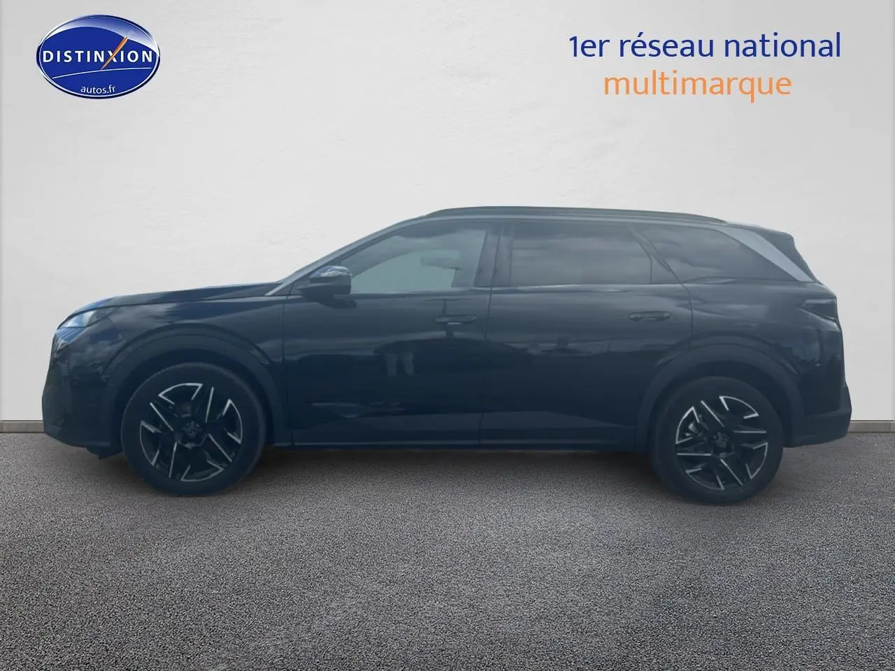 Profil côté gauche d'un Peugeot 5008 Hybrid 145 allure e-dcs6 noir, avec jantes alu et vitres surteintées.