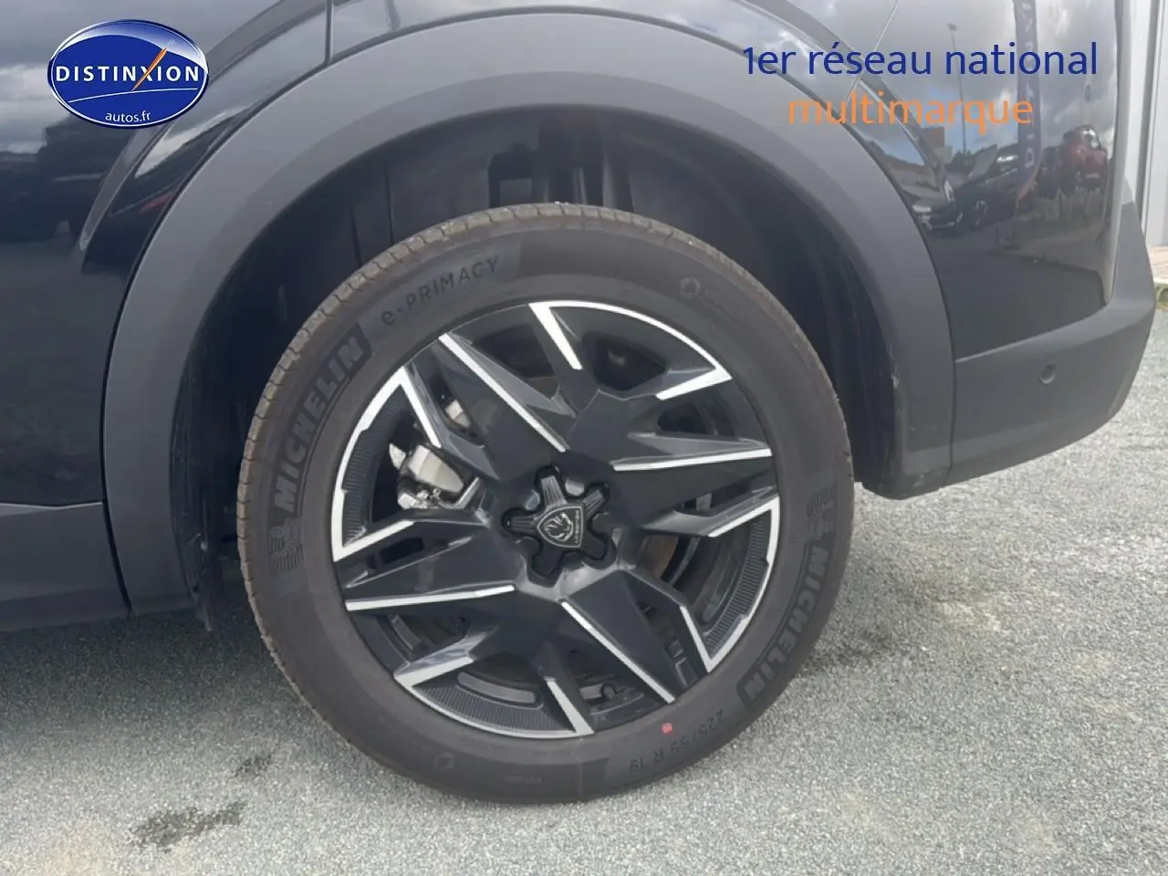 Gros plan sur la roue arrière droite noire avec jante alu au design moderne du Peugeot 5008 Hybrid 145 allure e-dcs6 2025.
