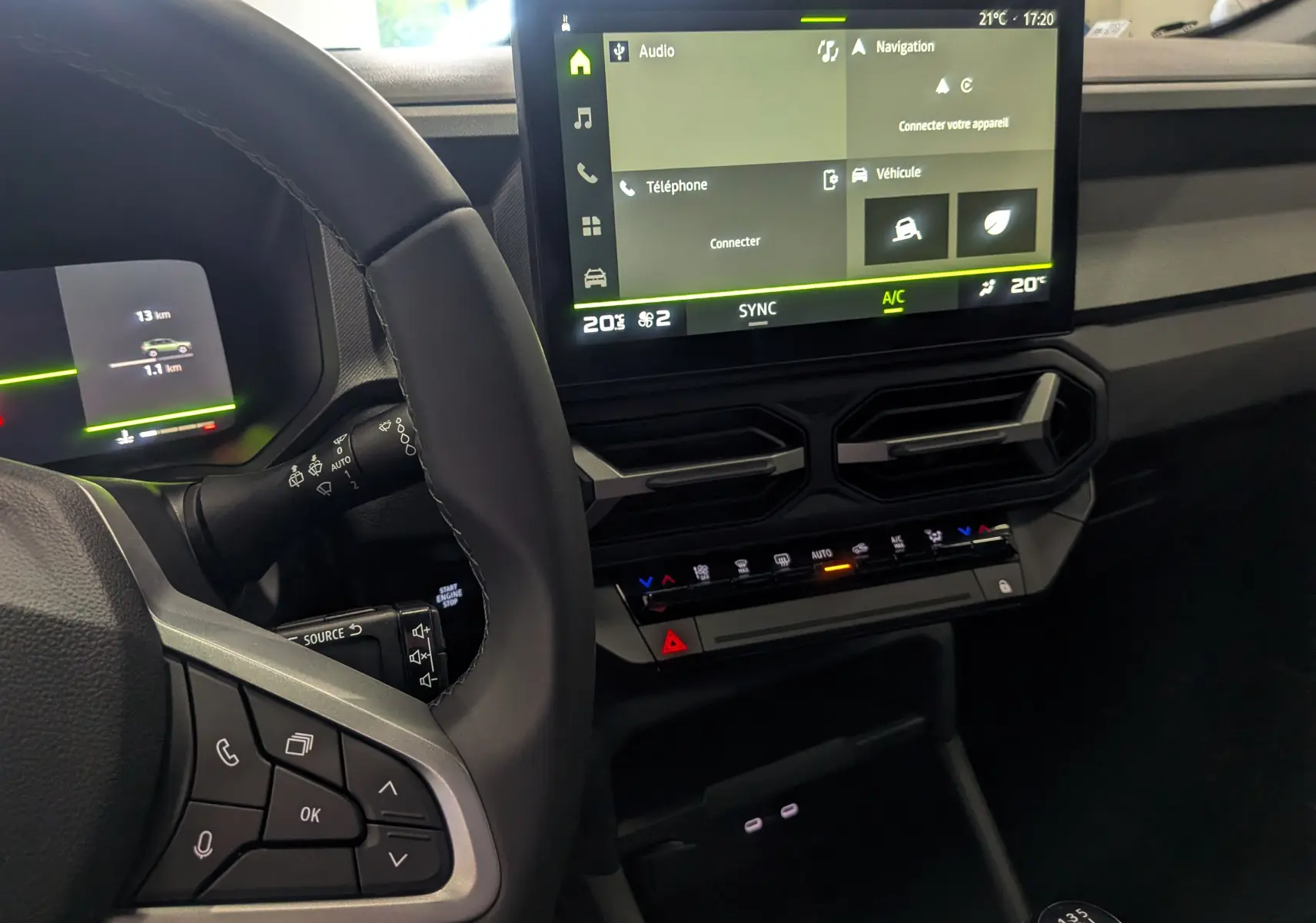 Vue intérieure du tableau de bord du Dacia Bigster 2026, avec écran tactile central et volant partiel noir.
