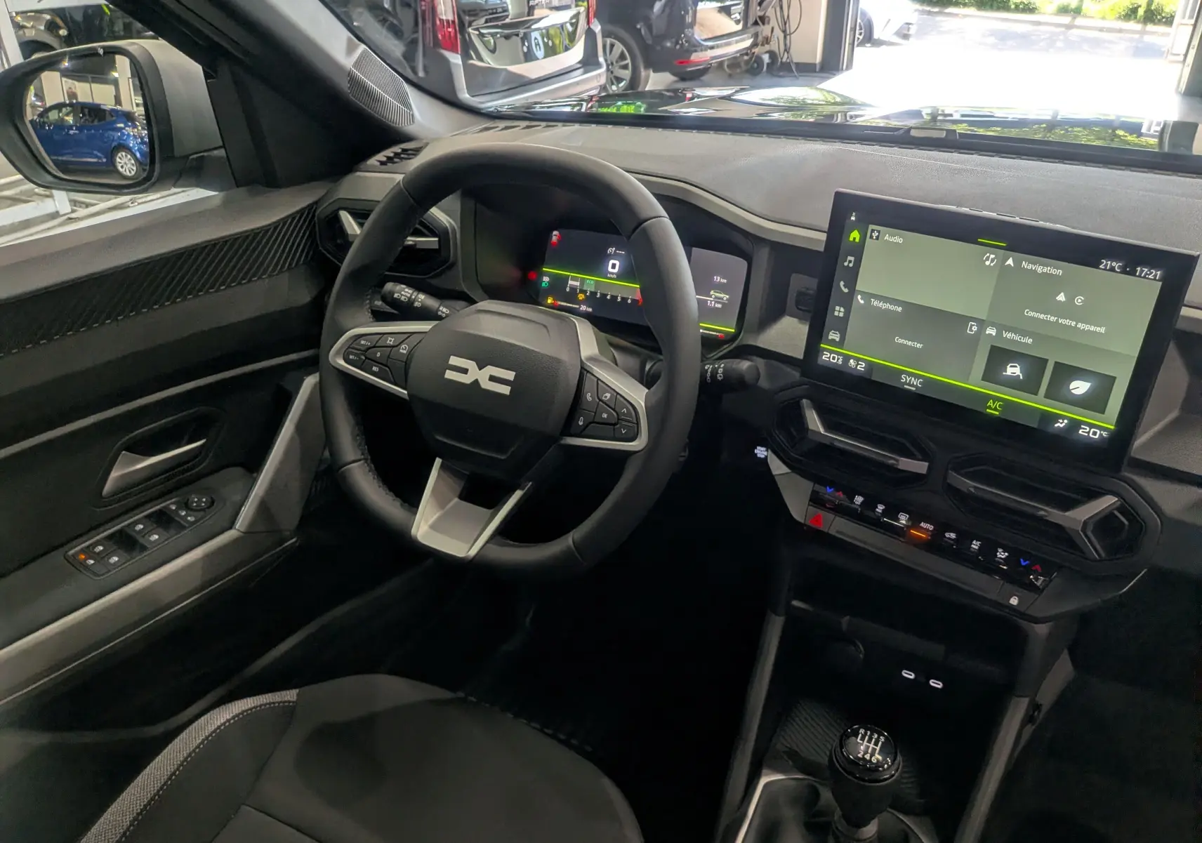 Vue intérieure côté conducteur du Dacia Bigster 2026, tableau de bord numérique et écran tactile central avec boîte manuelle.
