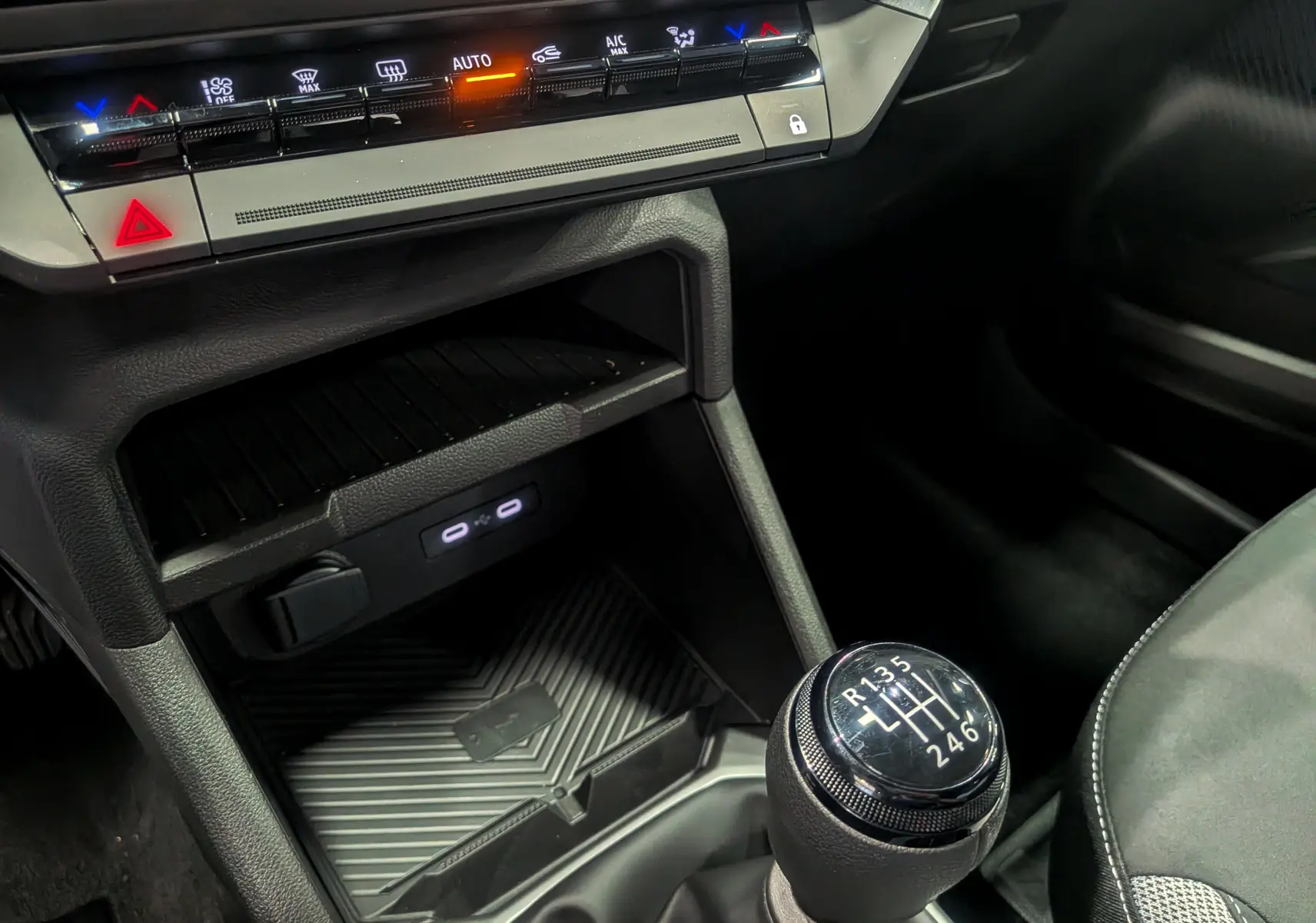 Vue rapprochée de la console centrale intérieure du Dacia Bigster avec levier de vitesse manuel et commandes climatisation.