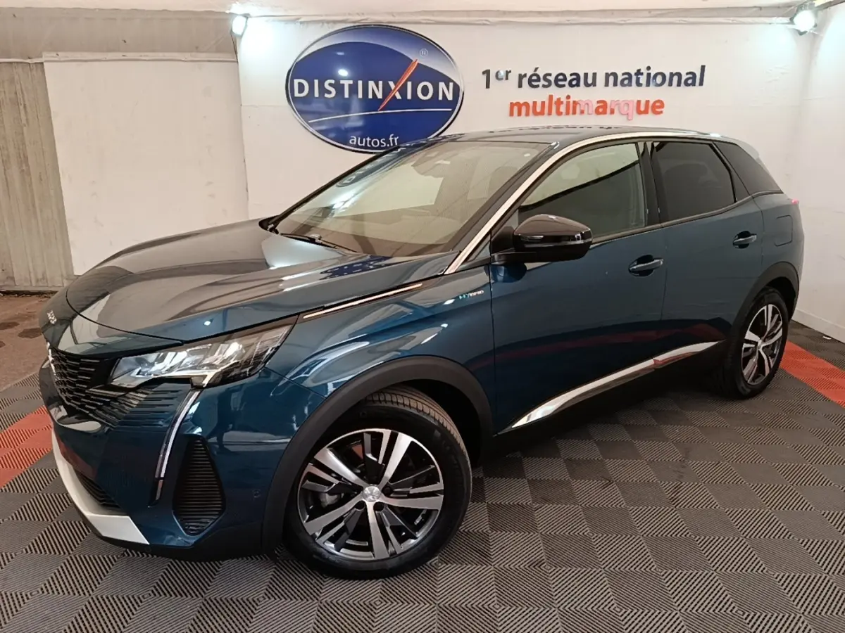 Vue 3/4 avant droit d’un Peugeot 3008 hybride rechargeable bleu 2023 avec jantes alliage et calandre noire.