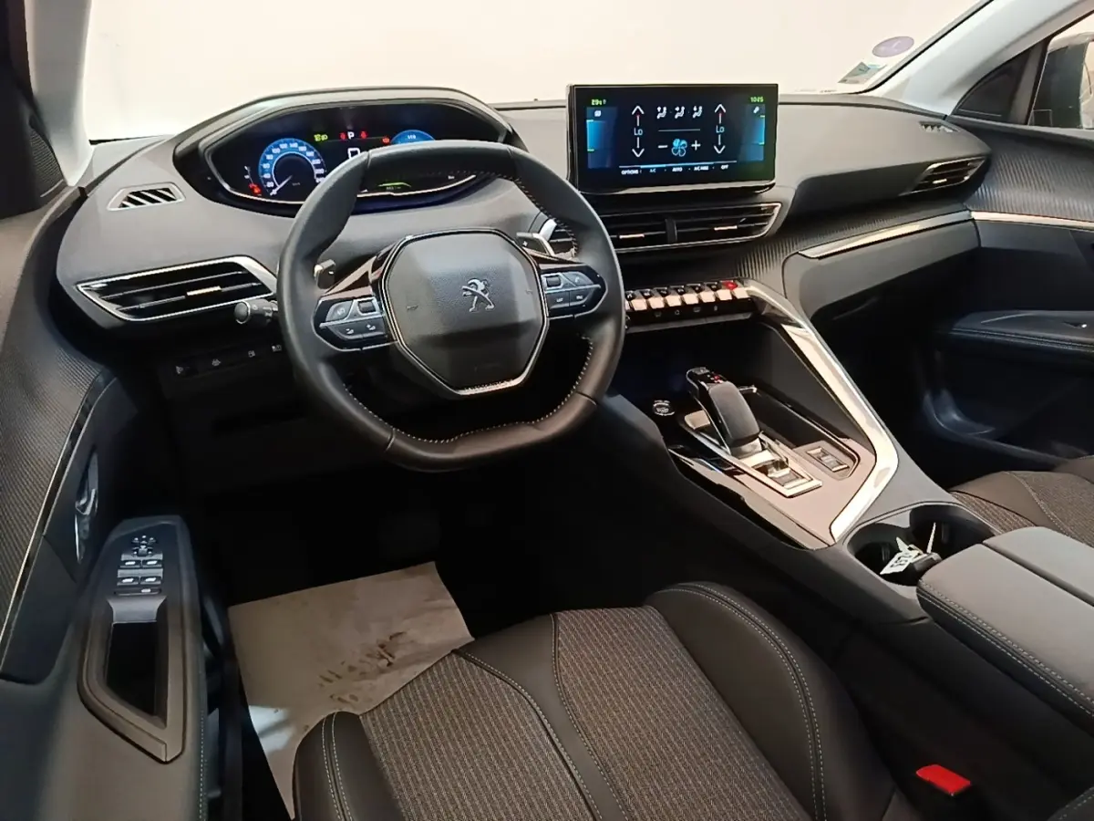 Intérieur Peugeot 3008 1.6 Hybrid 225, vue depuis le siège conducteur, volant cuir multifonctions et écran tactile central.