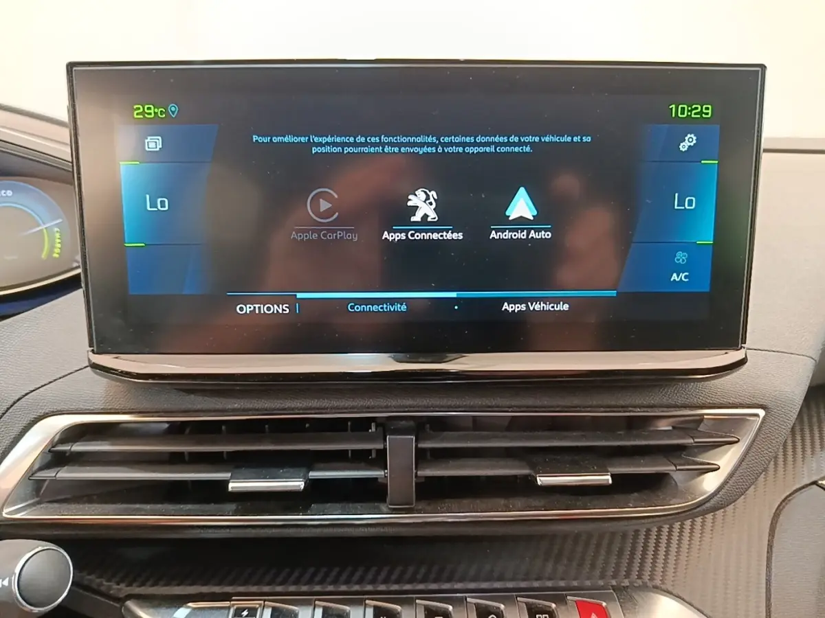 Écran tactile central du tableau de bord du Peugeot 3008 Hybrid 225, affichant Apple CarPlay et Android Auto.