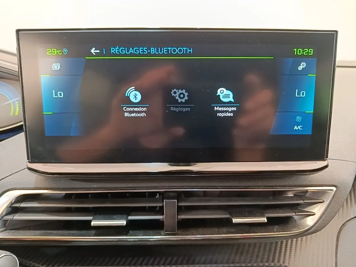 Écran tactile central du Peugeot 3008 bleu 2023 affichant les réglages Bluetooth, vu de face en gros plan.