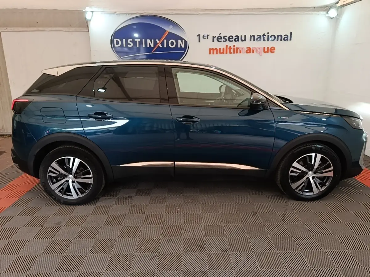 Peugeot 3008 hybride rechargeable bleu, vue de profil côté gauche, avec jantes alliage et vitres teintées.