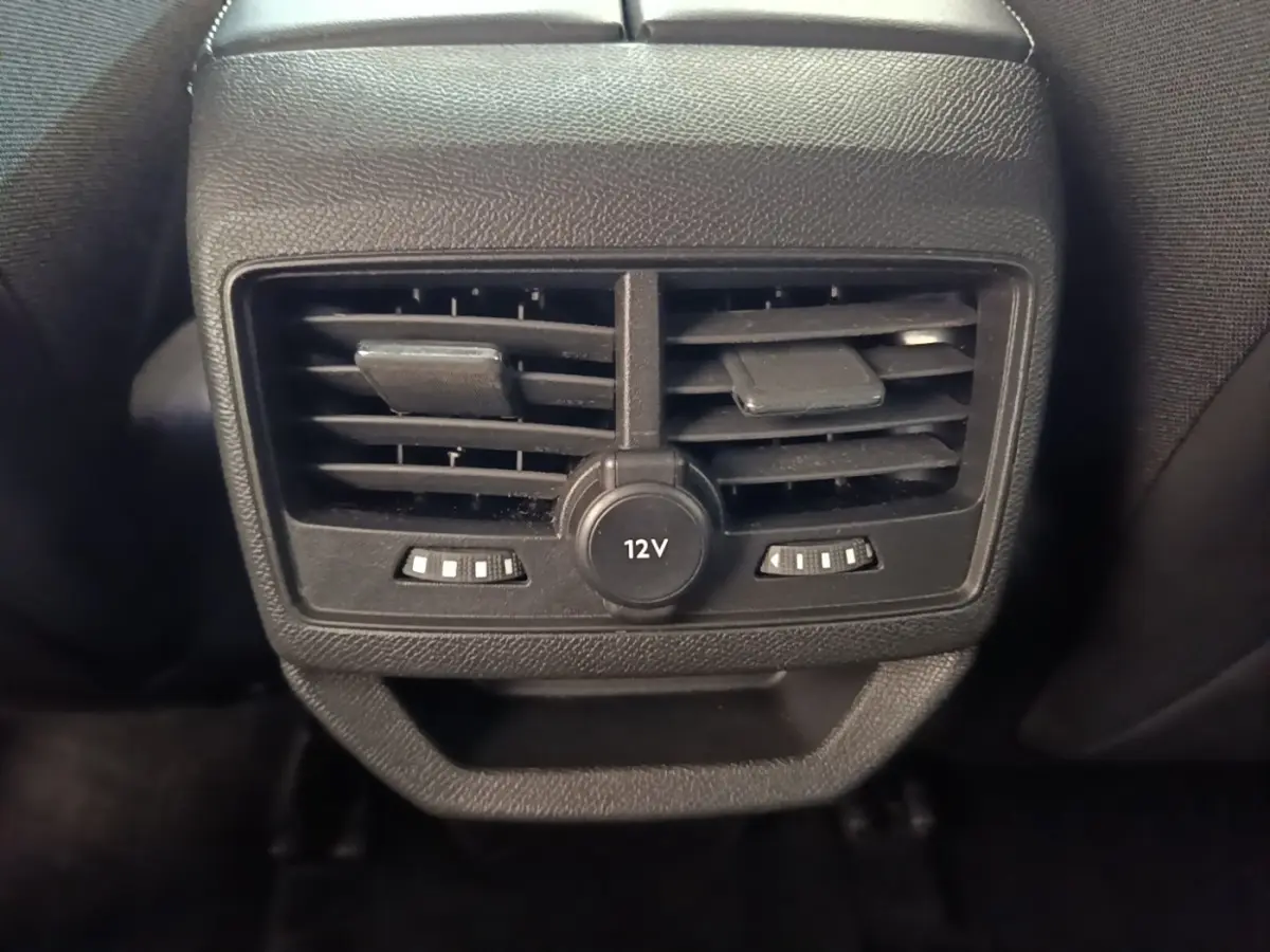 Gros plan sur la prise 12V et les bouches d’aération arrière noires du Peugeot 3008 hybride rechargeable 2023.