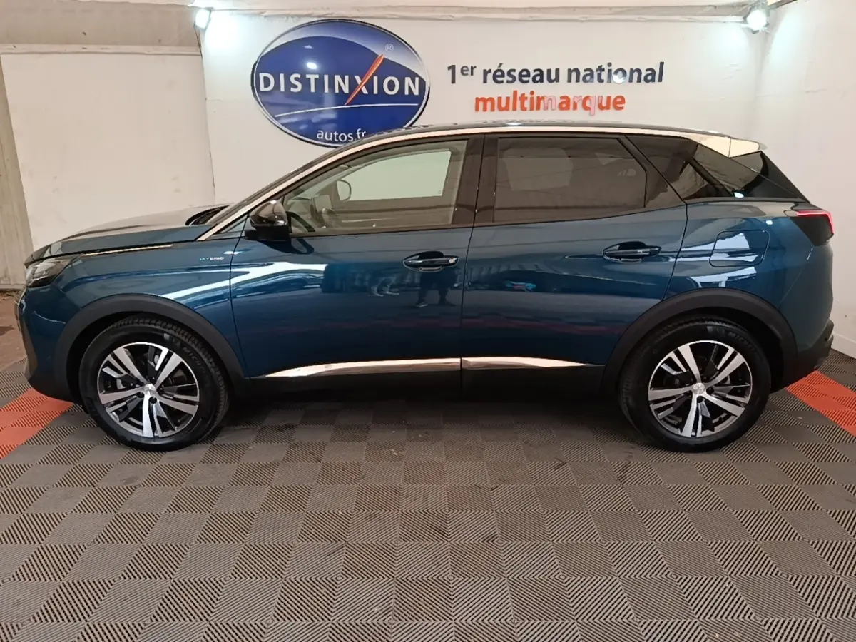Vue de profil côté gauche d’un Peugeot 3008 bleu hybride rechargeable 2023 avec toit noir et jantes alliage.
