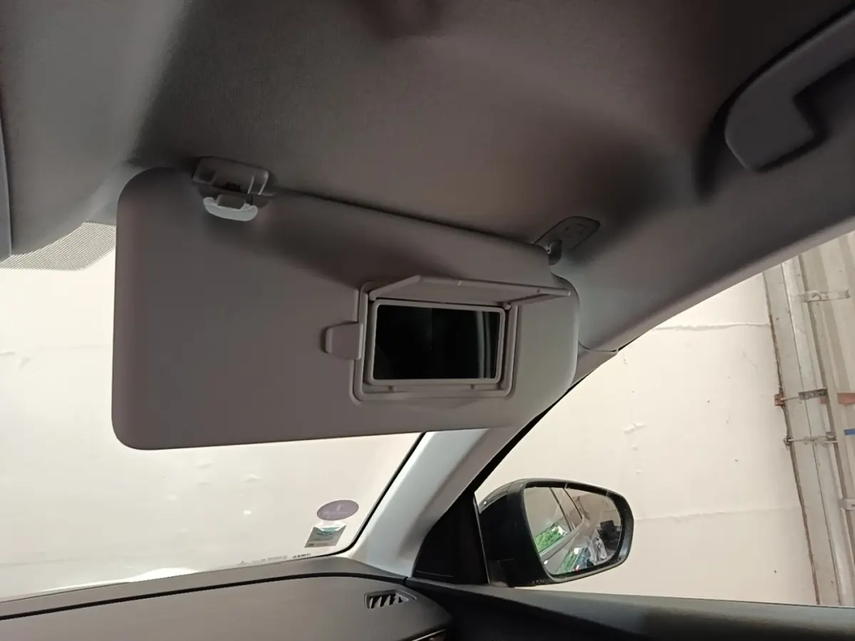 Détail intérieur du pare-soleil côté conducteur avec miroir intégré sur Peugeot 3008 hybride rechargeable 2023.