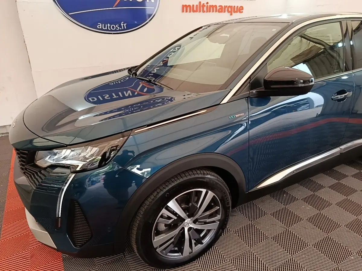 Peugeot 3008 hybride rechargeable bleu en 3/4 avant droit, avec jantes alliage et rétroviseur noir brillant.