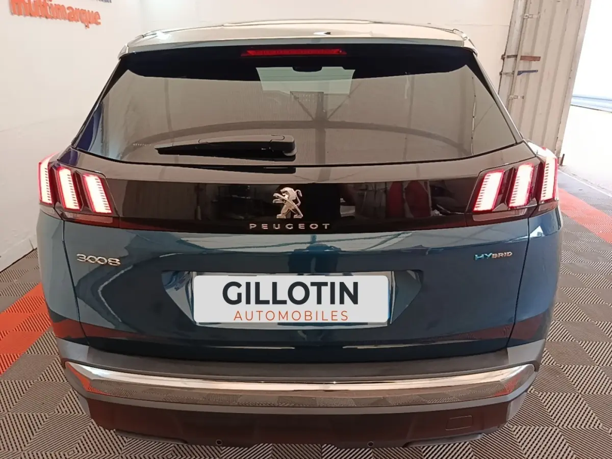 Vue arrière du Peugeot 3008 hybride rechargeable bleu 2023 avec feux LED caractéristiques et logo Peugeot central.