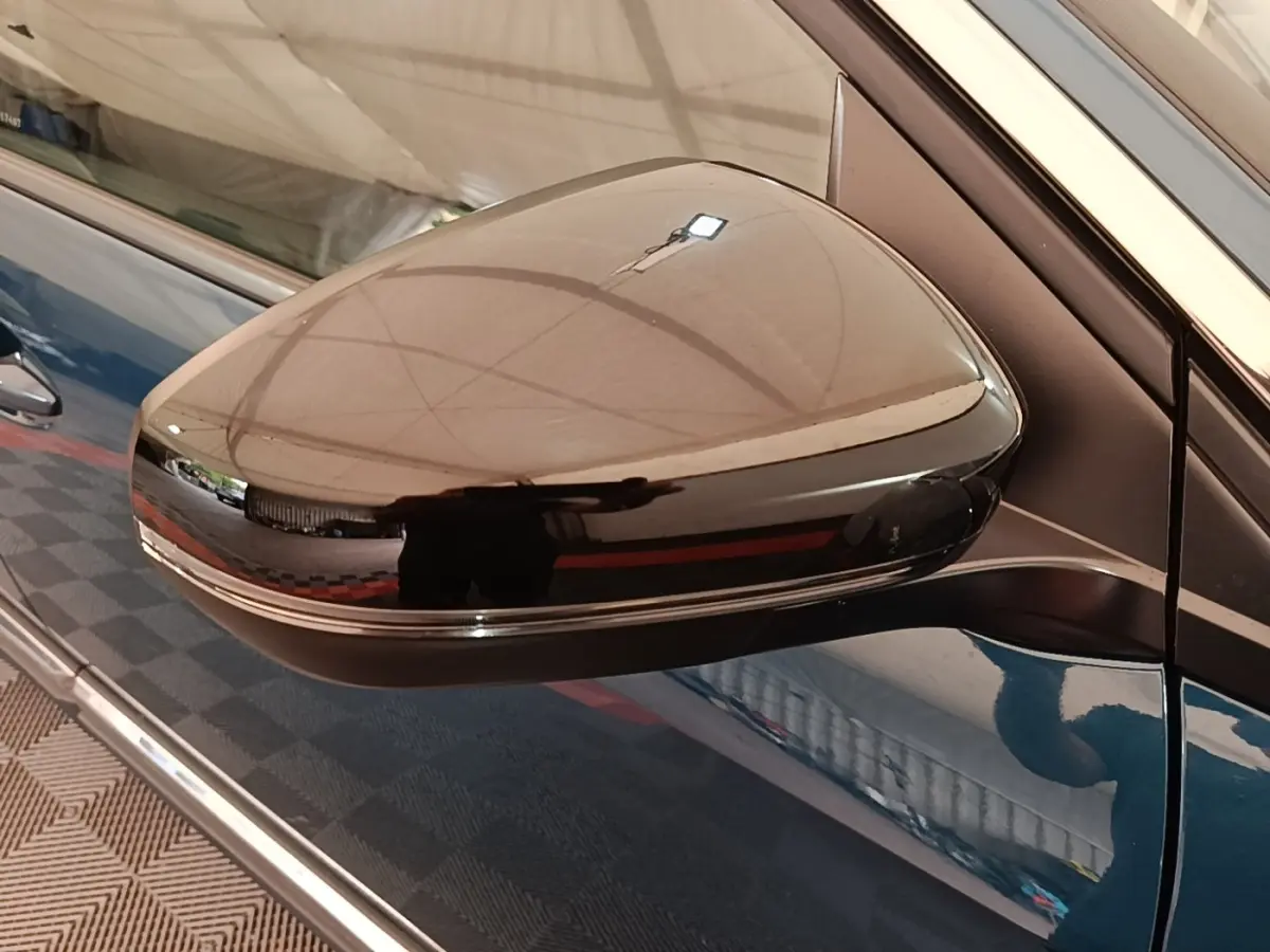 Rétroviseur droit noir brillant du Peugeot 3008 bleu hybride rechargeable, vue rapprochée côté conducteur.