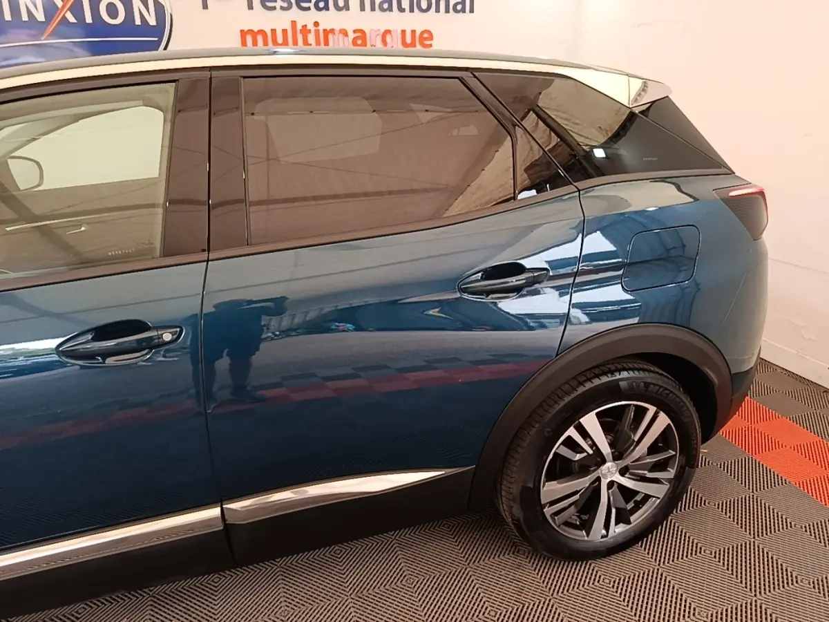 Vue latérale droite du Peugeot 3008 bleu hybride rechargeable, soulignant les jantes alliage et les vitres teintées.