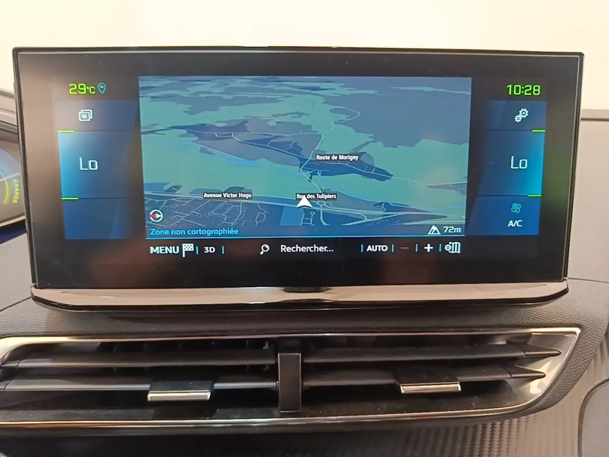 Écran tactile central affichant la navigation 3D du Peugeot 3008 hybride bleu, tableau de bord en arrière-plan.
