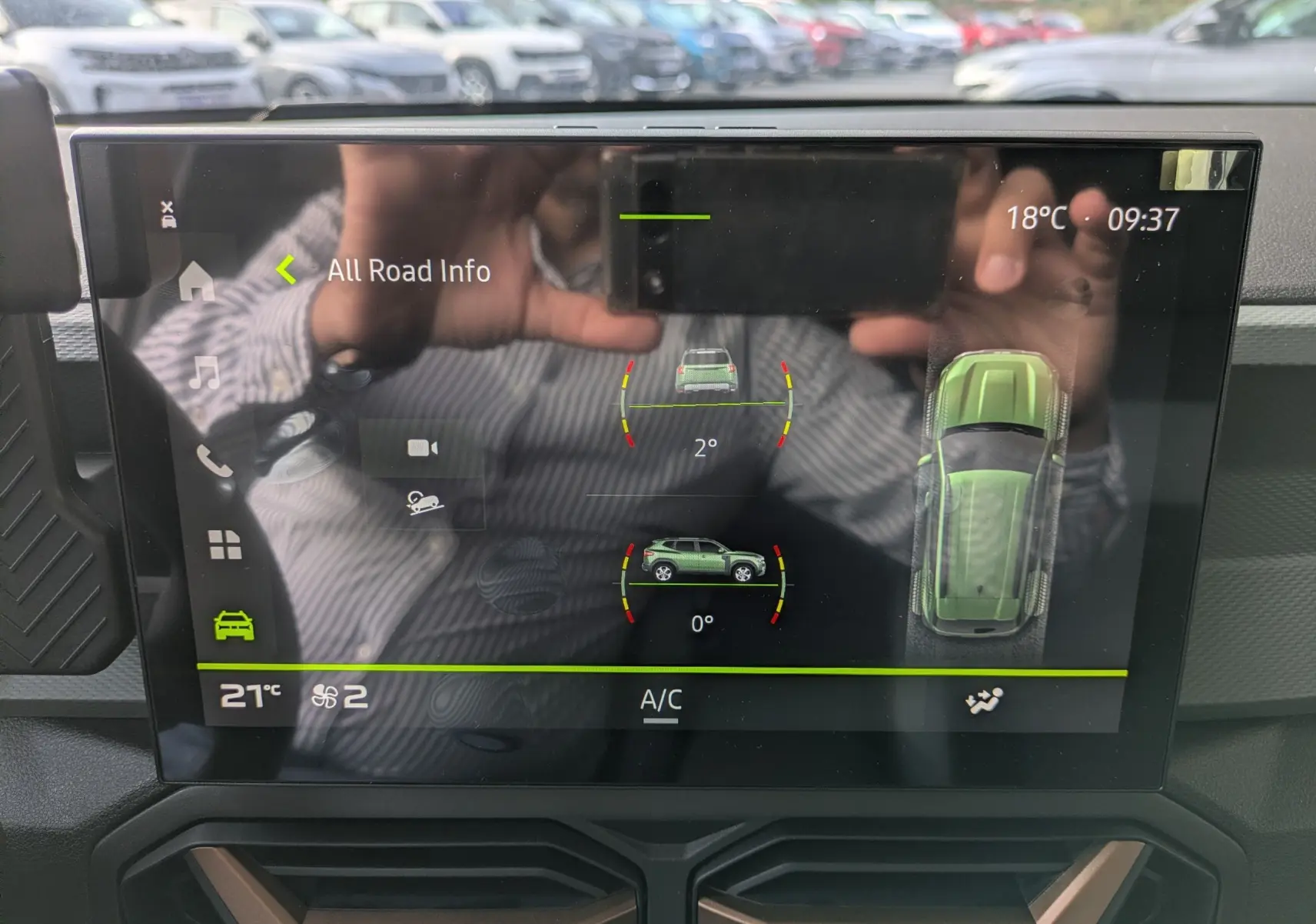 Écran tactile intérieur du Dacia Duster Hybrid 155 Extreme montrant les infos de conduite et la température à 21°C.