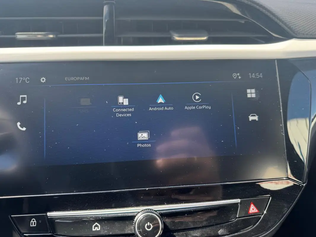 Écran tactile central de l’Opel Corsa 2025 affichant les options Android Auto et Apple CarPlay, vue intérieure frontale.