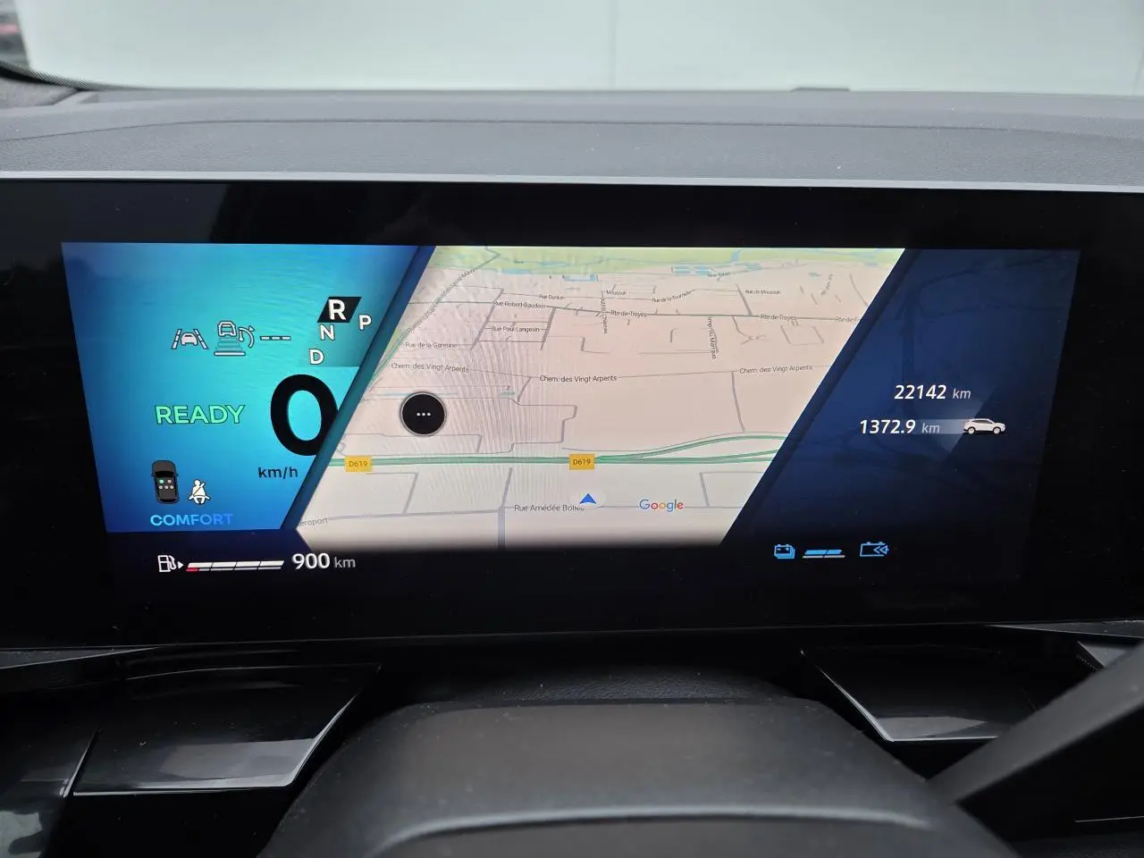 Tableau de bord numérique du Renault Austral E-Tech, affichant navigation Google Maps et indicateurs de conduite.