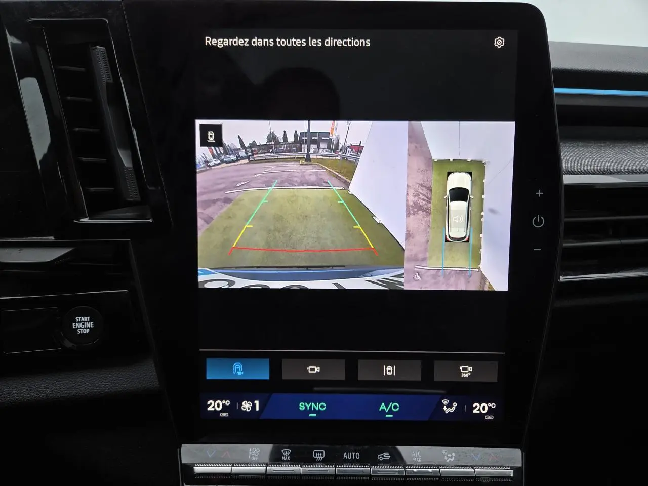 Écran tactile intérieur montrant la vue 360° de recul du Renault Austral bleu Iron avec toit noir.