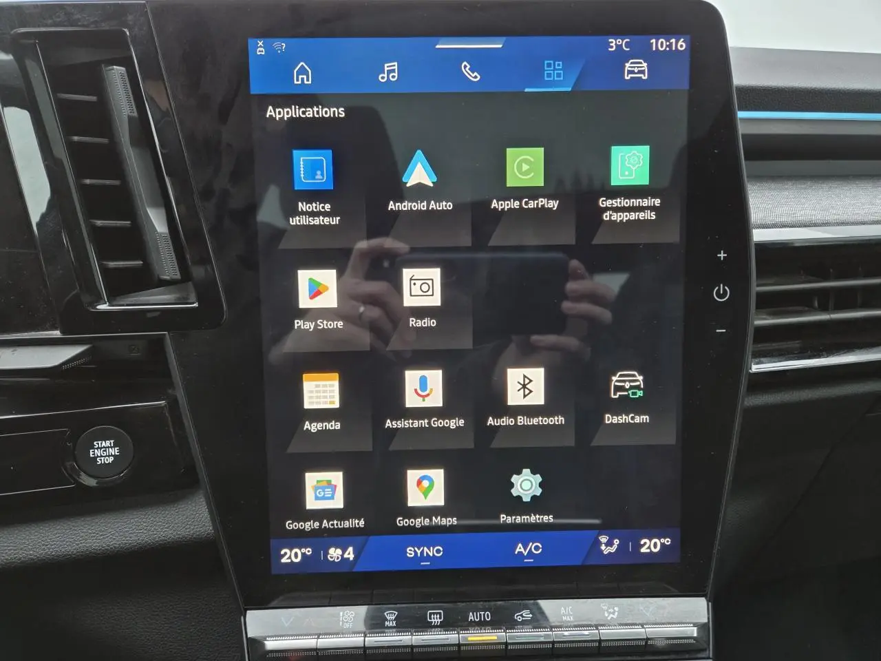Écran tactile central du Renault Austral 2025 affichant les applications Android Auto et Apple CarPlay, intérieur noir.