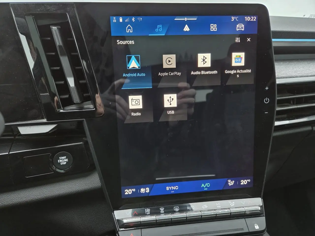 Écran tactile central vertical du Renault Austral 2025 avec menu multimédia et bouton Start/Stop à gauche.