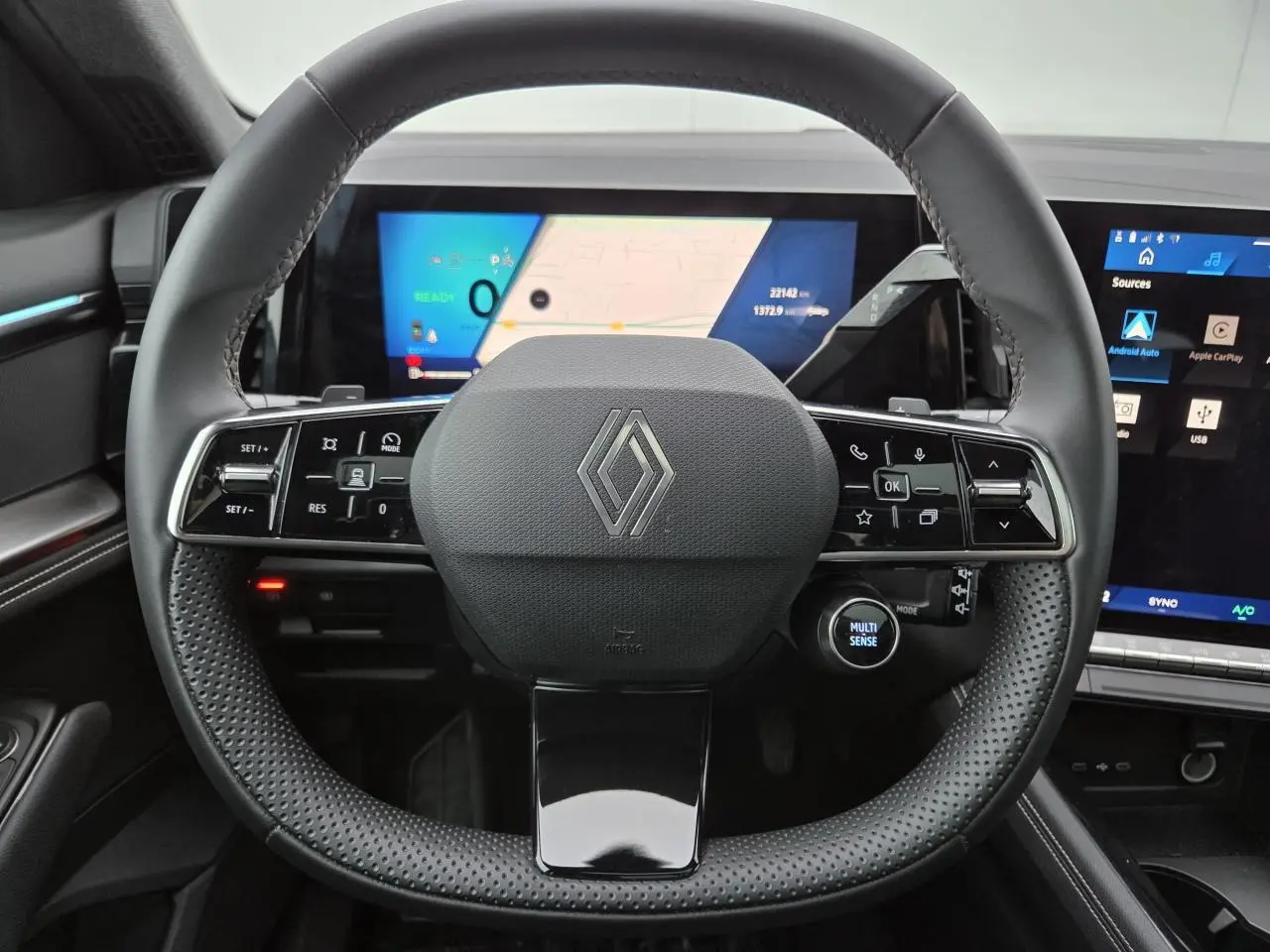 Volant en textile grainé de Renault Austral E-Tech 2025 vu de face avec tableau de bord numérique et écran tactile.