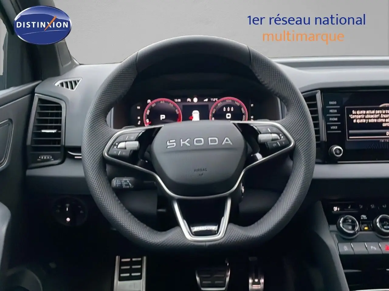 Vue intérieure centrée sur le volant SKODA KAROQ Sportline 2025 avec tableau de bord numérique et finition noire.