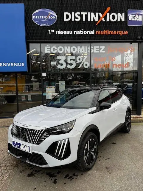 Peugeot 2008 PureTech 130 GT blanc en 3/4 avant droit, avec toit noir et signature lumineuse LED distinctive.