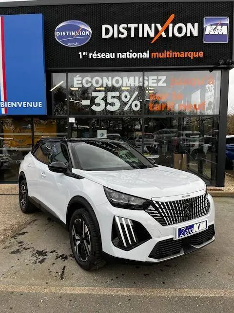 Peugeot 2008 PureTech 130 GT blanc en 3/4 avant droit, avec calandre distinctive et toit noir contrasté.