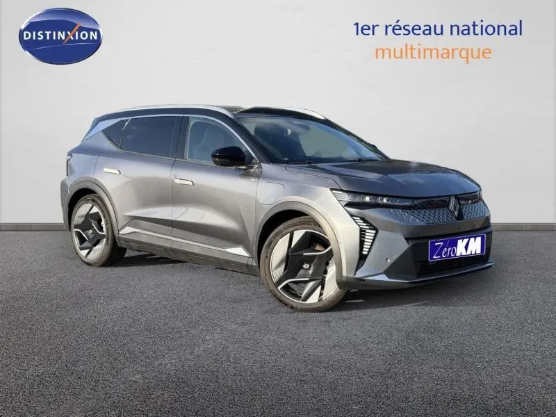 Renault Scénic E-Tech électrique gris schiste, vue 3/4 avant droit avec jantes alu distinctives et toit panoramique.