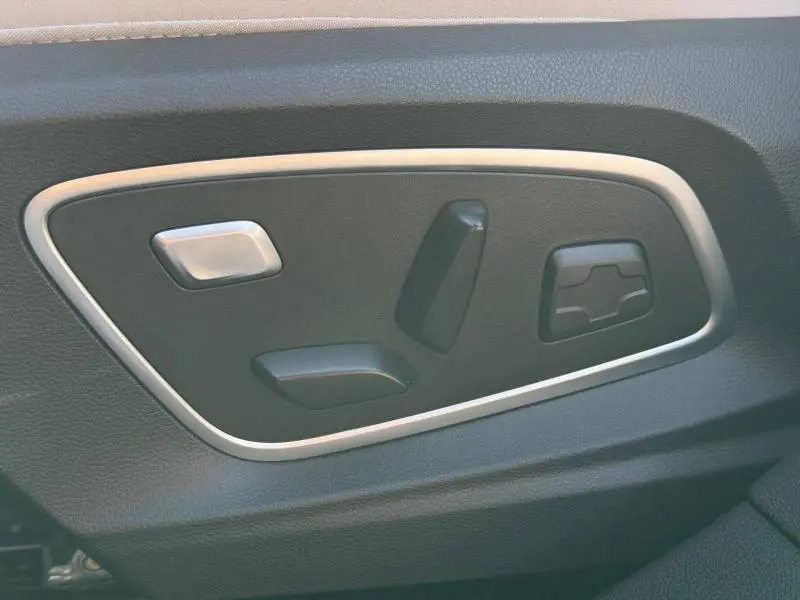 Détail des commandes de réglage électrique du siège conducteur sur Renault Scénic E-Tech gris Schiste, intérieur noir.