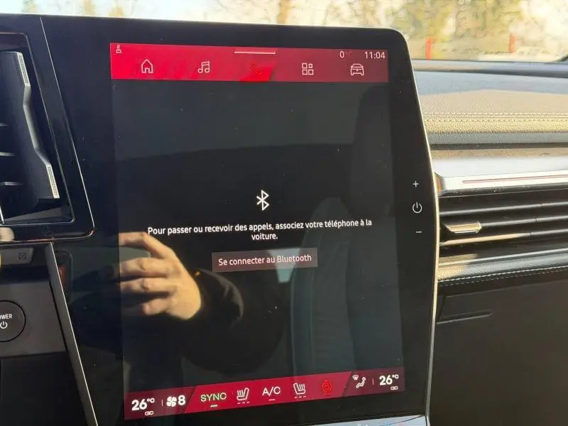Écran tactile central du Renault Scénic gris schiste, vue de face avec interface Bluetooth affichée.