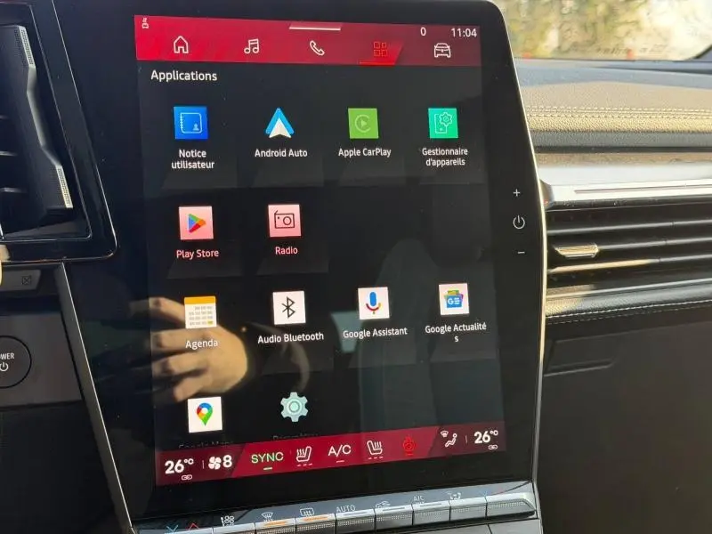 Écran tactile central du tableau de bord du Renault Scenic E-Tech gris Schiste, avec interface multimédia affichée.