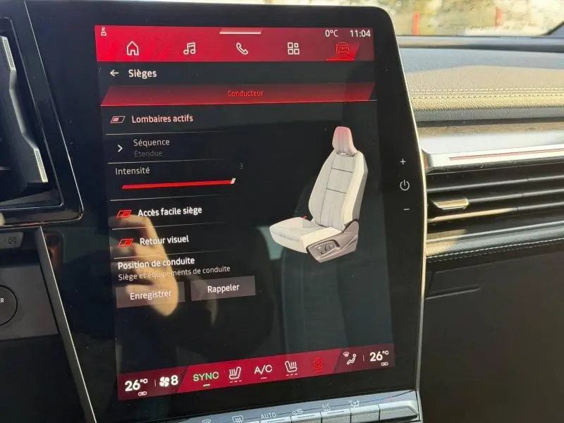 Écran tactile intérieur du Renault Scénic E-Tech gris Schiste, affichant les réglages du siège conducteur en gros plan.
