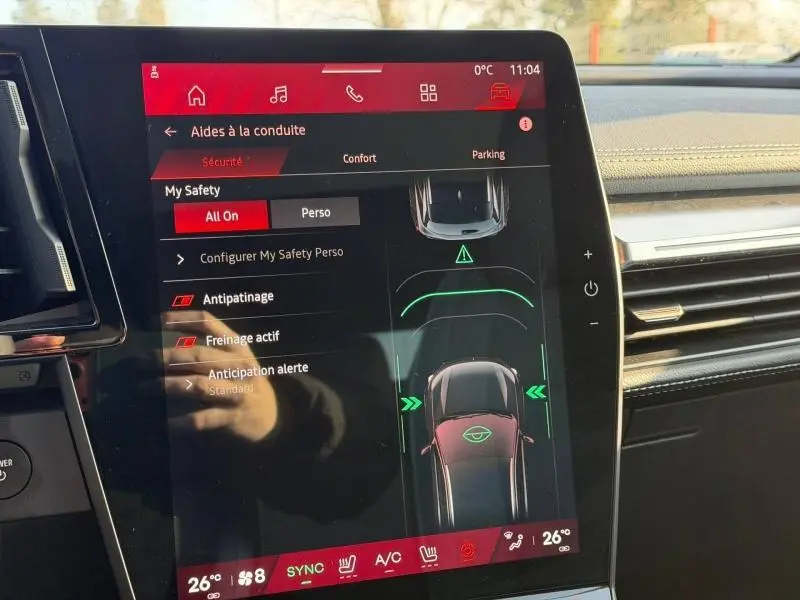 Écran tactile central du Renault Scénic E-Tech 2025 affichant les aides à la conduite en mode sécurité.