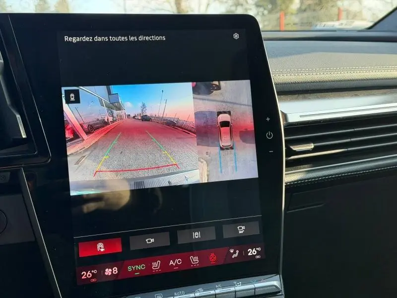 Écran tactile intérieur montrant la caméra de recul et vue panoramique du Renault Scenic gris Schiste 2025.