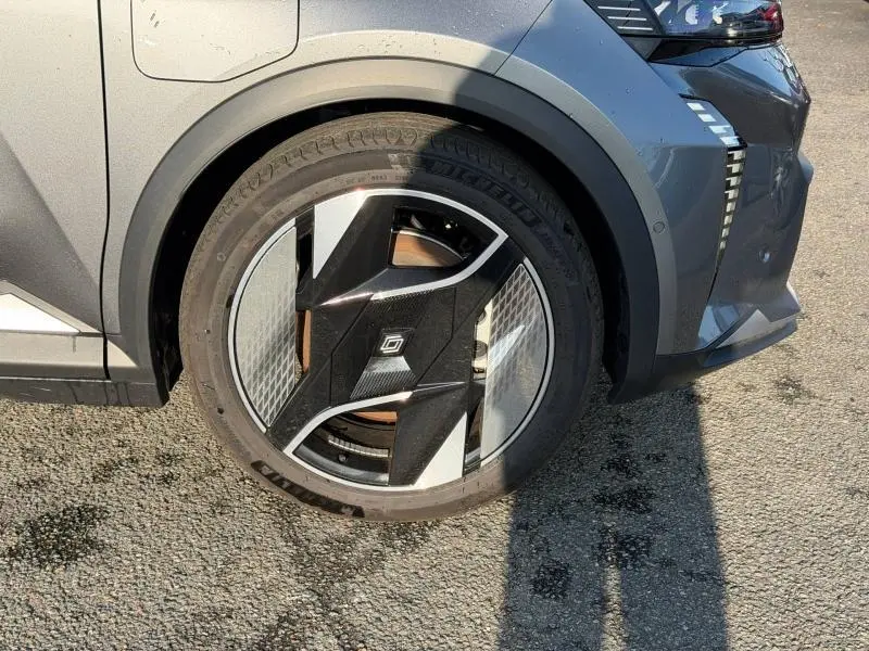 Gros plan sur la roue avant droite du Renault Scenic E-Tech gris schiste, avec jante alu au design futuriste.