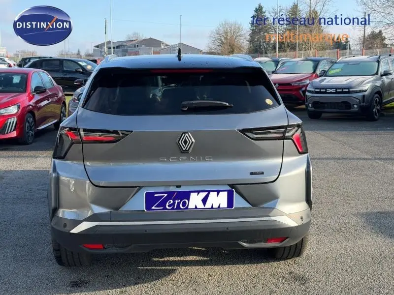 Vue arrière d'un Renault Scénic E-Tech électrique gris schiste avec feux LED et lunette arrière surteintée.
