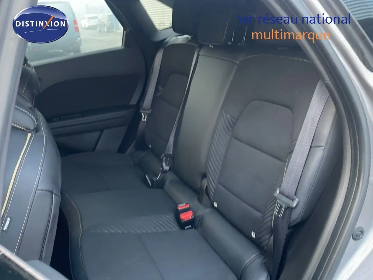 Vue intérieure côté droit des sièges arrière noirs en tissu sur Renault Symbioz gris cassiopée métal 2025.