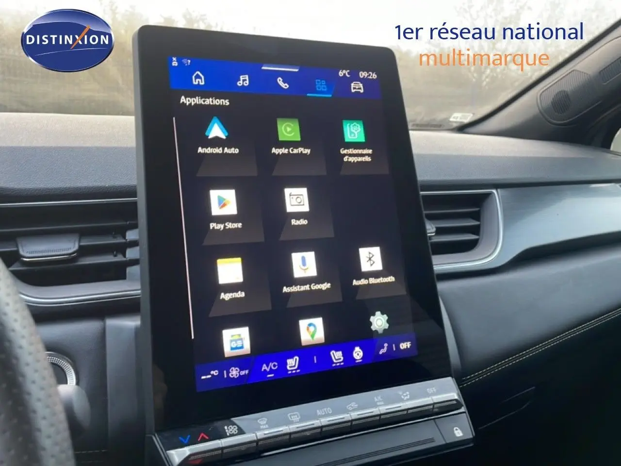 Écran tactile central du tableau de bord de la Renault Symbioz gris cassiopée, avec interface multimédia affichée.