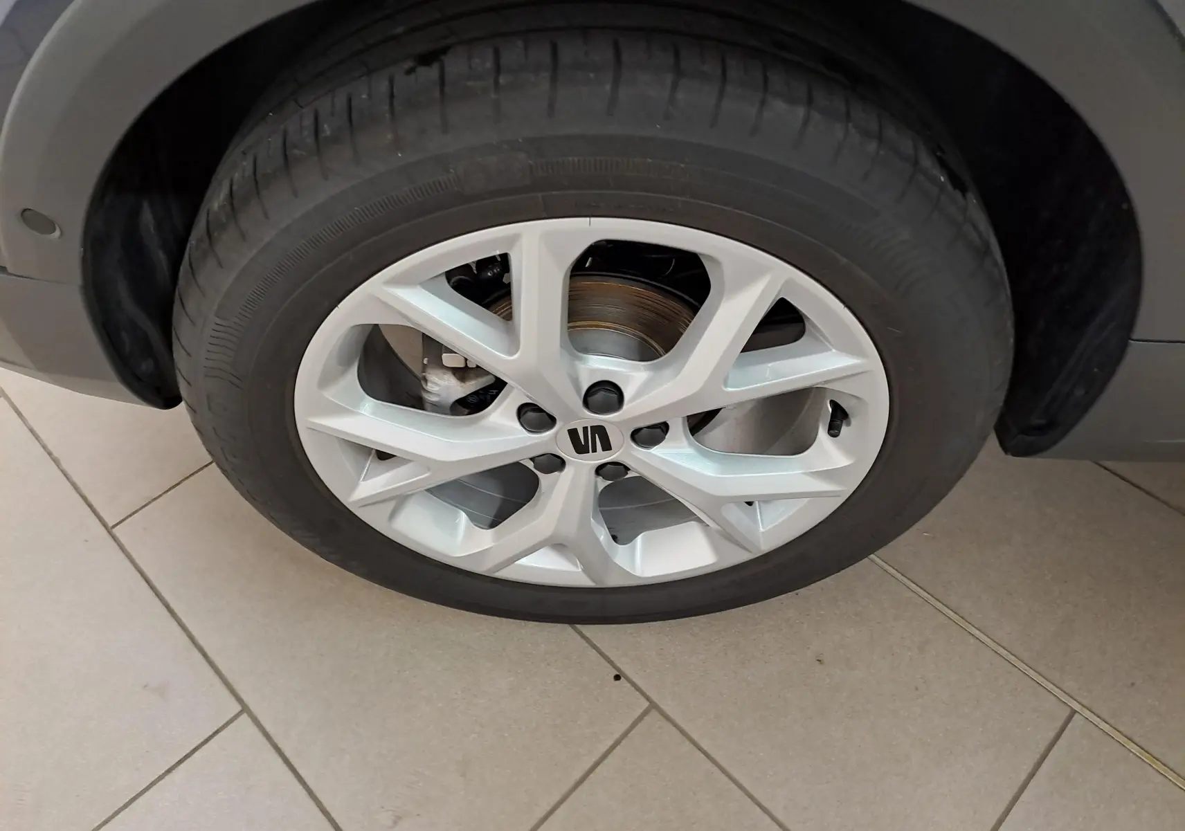 Gros plan sur la roue avant droite du SEAT Arona 2024, jante alliage argentée avec logo central noir.