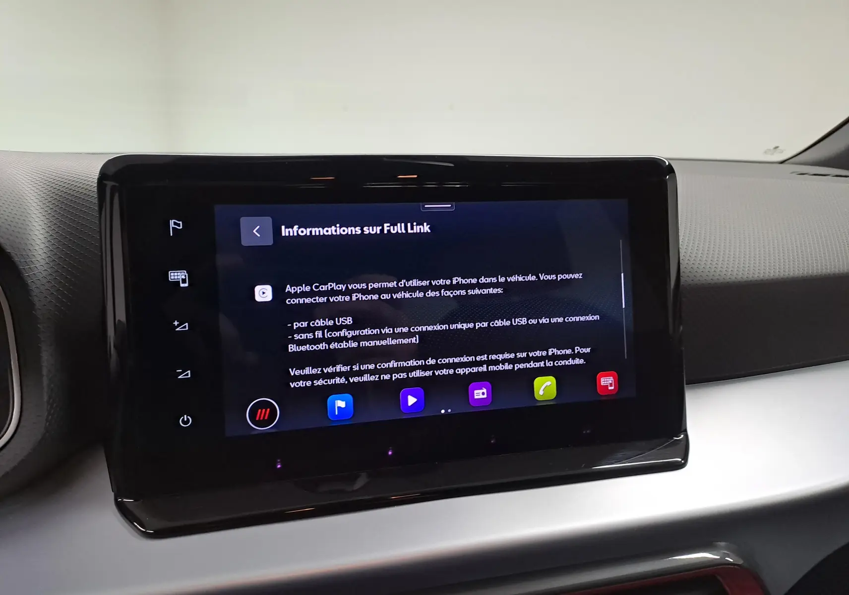 Écran tactile central du tableau de bord du SEAT Arona 2024 affichant les informations sur Apple CarPlay.