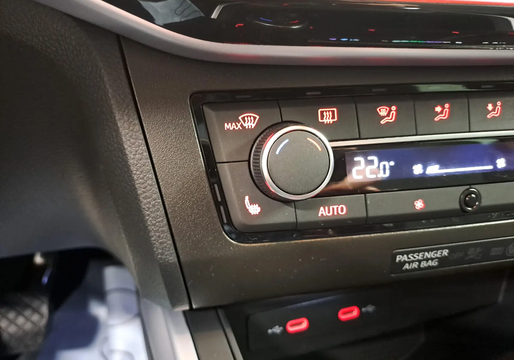 Gros plan sur la commande de climatisation automatique du SEAT Arona 2024 avec affichage digital à 22°C.