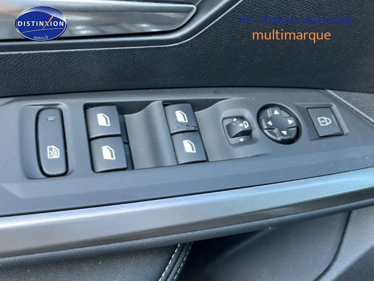 Gros plan sur les commandes de vitres et rétroviseurs côté conducteur du Peugeot 5008 gris titane, intérieur noir.