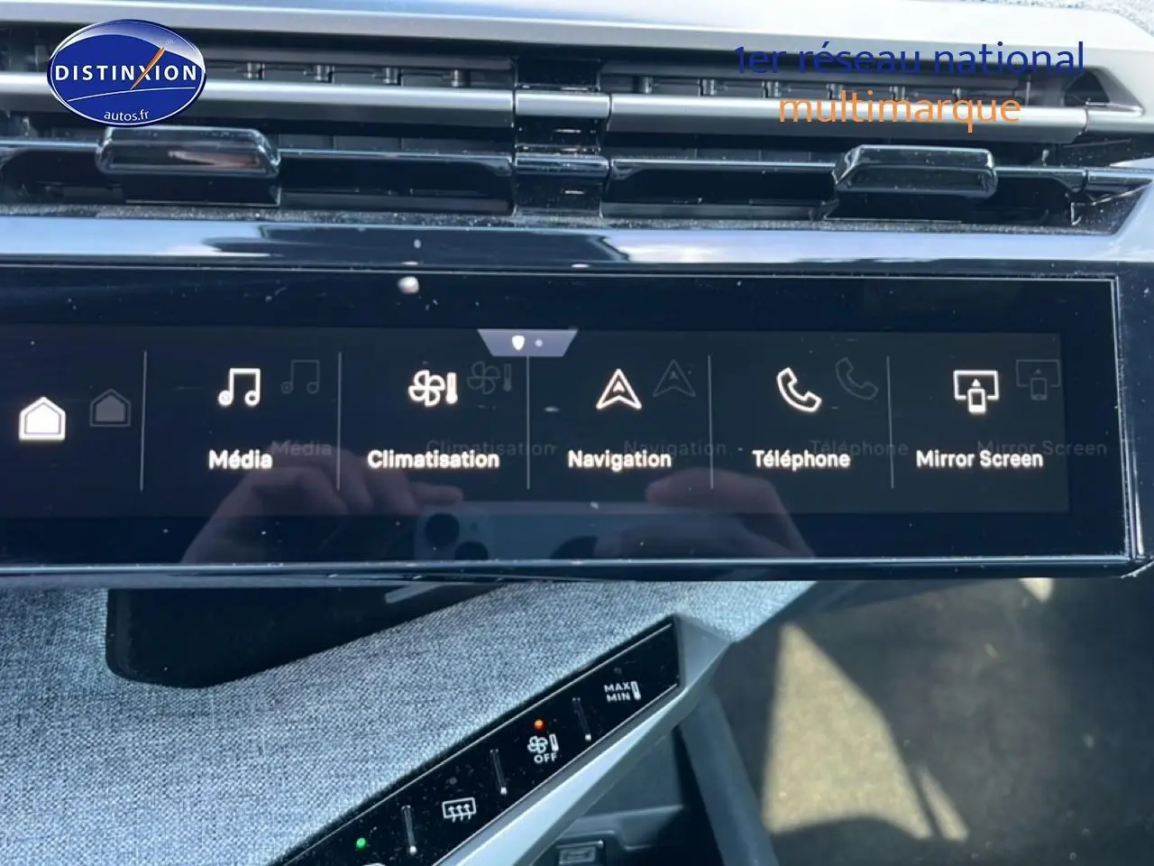 Écran tactile central intérieur du Peugeot 5008 gris titane, affichant les options média, climatisation et navigation.