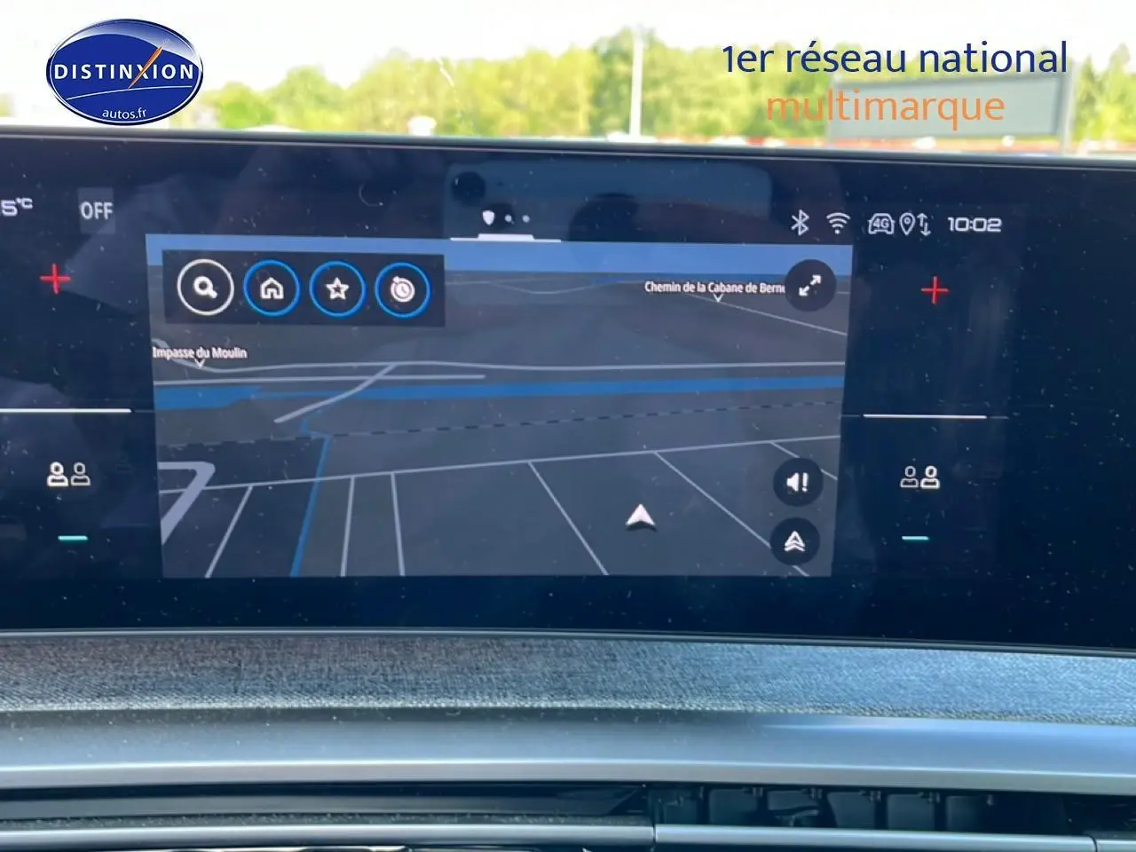 Écran tactile central affichant la navigation du Peugeot 5008 Hybrid 145 allure e-dcs6, vue intérieure frontale.