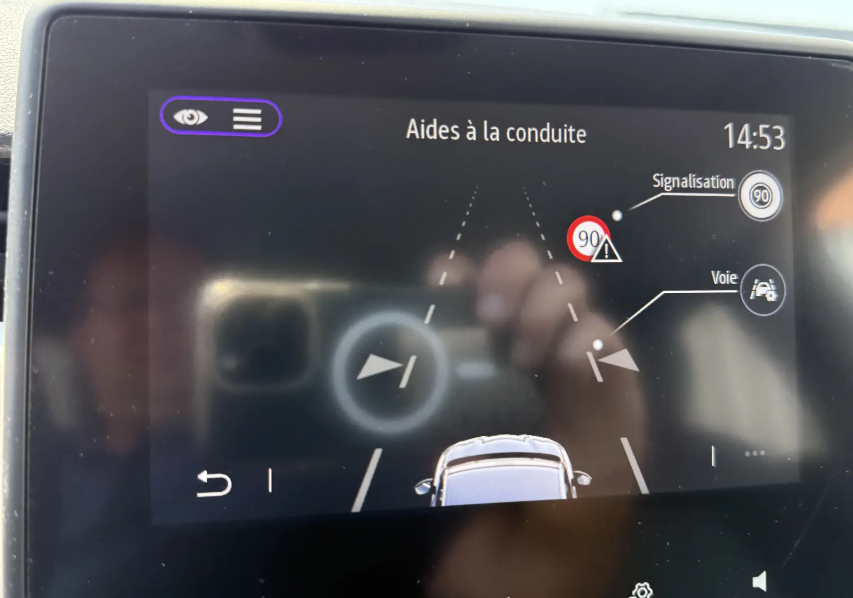 Écran tactile intérieur de la Renault Clio V gris montrant les aides à la conduite avec signalisation et maintien de voie.